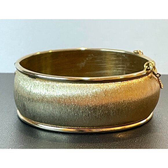 Vintage Textured Golden Bangle Hinged Bracelet Signed Napier - Picture 6 of 10
